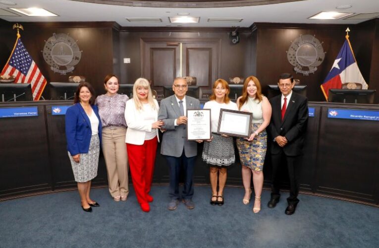 Fortalece Carmen Lilia Canturosas lazos con Laredo, Texas a través del deporte y la salud