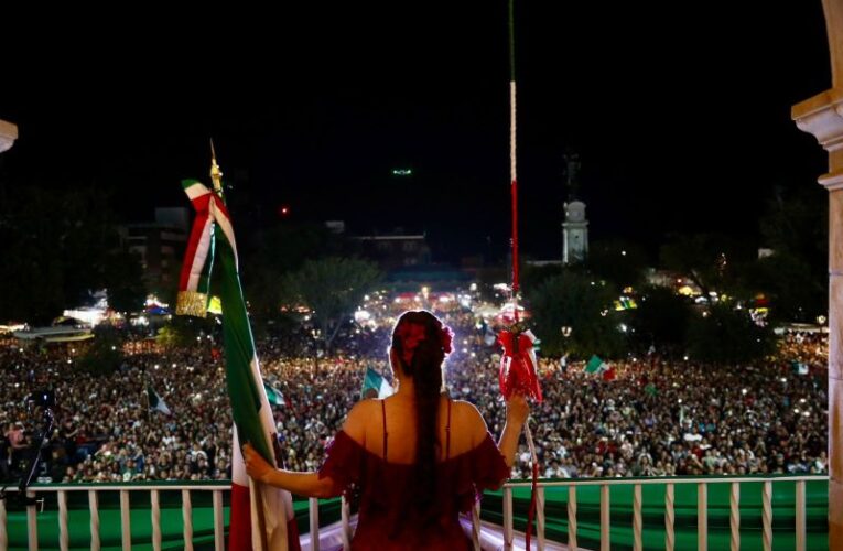 CELEBRAN MÁS DE 45 MIL NEOLAREDENSES GRITO DE INDEPENDENCIA ENCABEZADO POR CARMEN LILIA CANTUROSAS