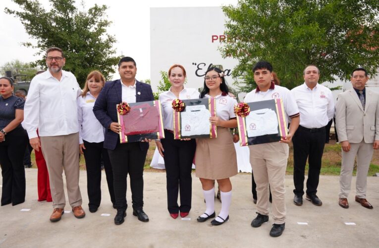 ENTREGA ALCALDESA CARMEN LILIA CANTUROSAS MÁS DE 9 MIL UNIFORMES A ESTUDIANTES Y DOCENTES DE PREPAS MUNICIPALES