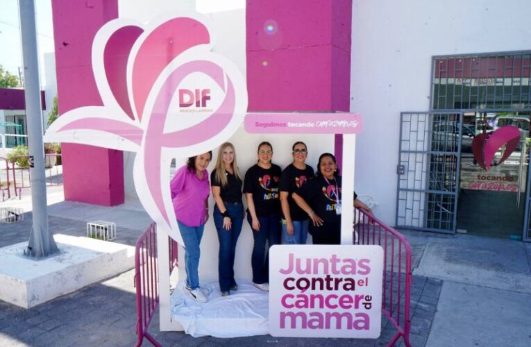 DIF NUEVO LAREDO INSTALA CABINA FOTOGRÁFICA Y LAZOS MONUMENTALES EN EL MES DE LA LUCHA CONTRA EL CÁNCER DE MAMA