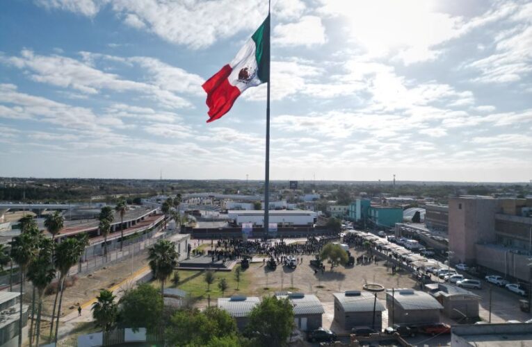 CARMEN LILIA CANTUROSAS ENCABEZA EMOTIVA CEREMONIA DEL DÍA DE LA BANDERA Y REAFIRMA EL ORGULLO NACIONAL DESDE LA FRONTERA