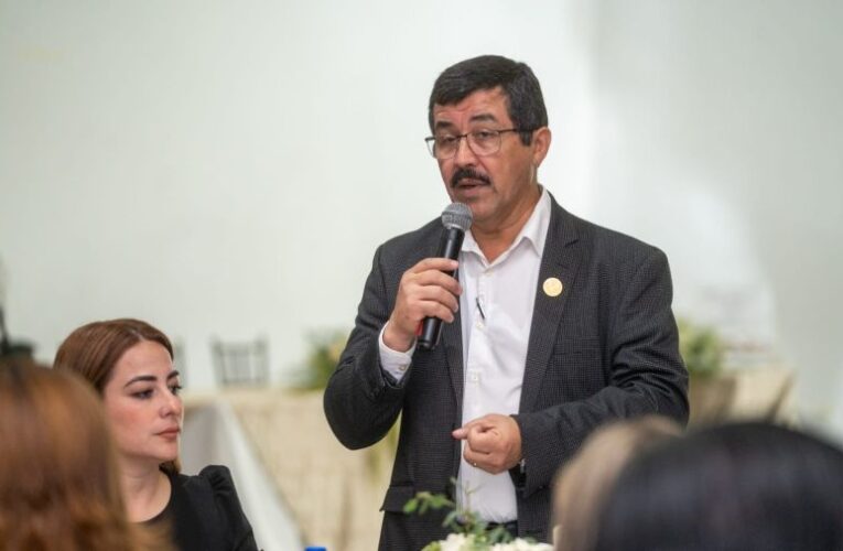 Festejan a maestros de Familia UAT